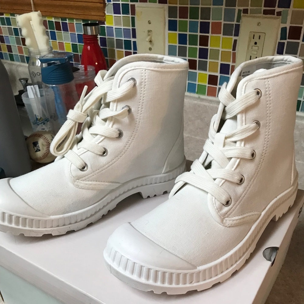 SO white high top boots/sneakers